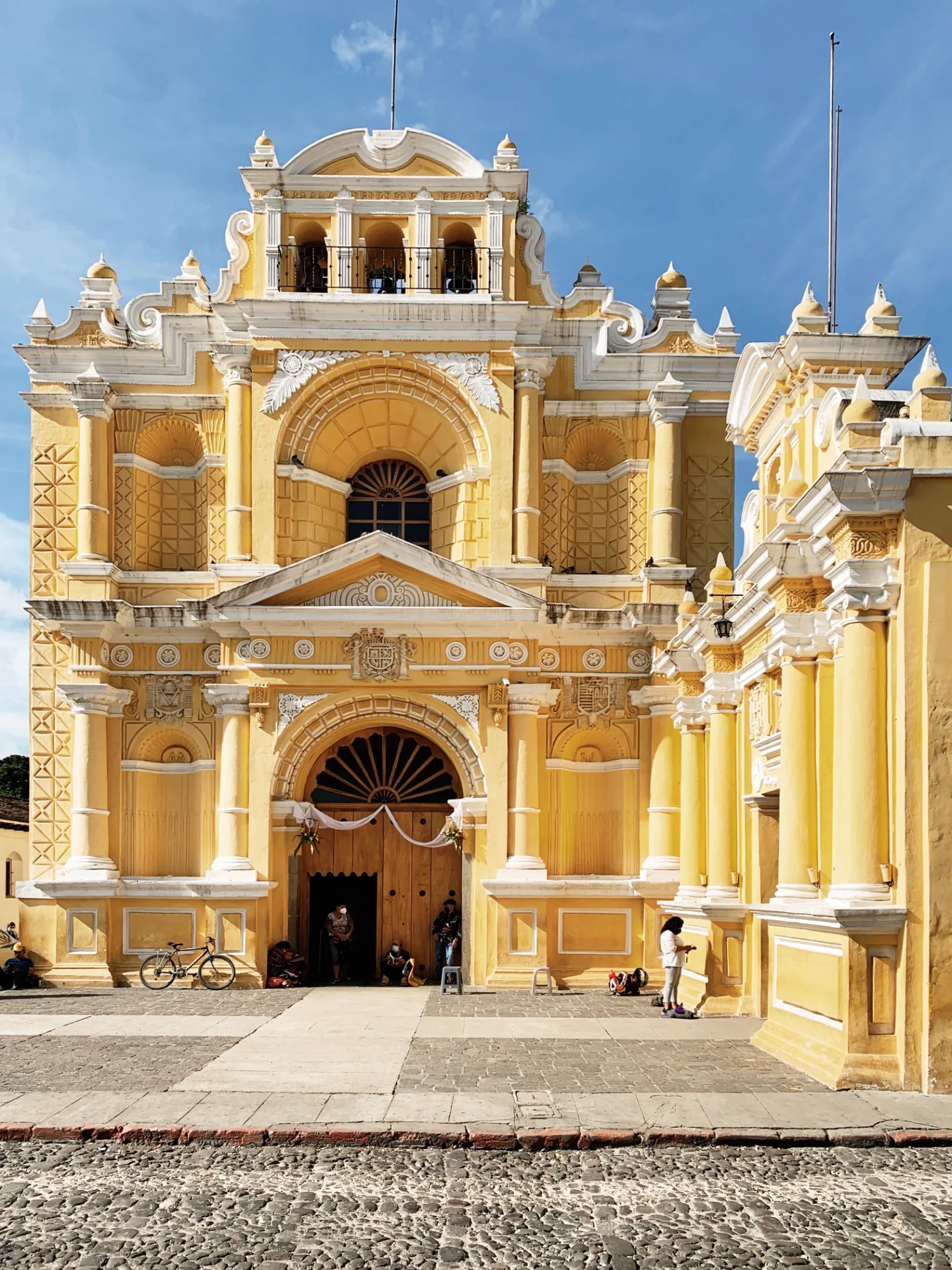 Día 2 — Ciudad - Tour Antigua Guatemala - Hobbitenango - Ciudad