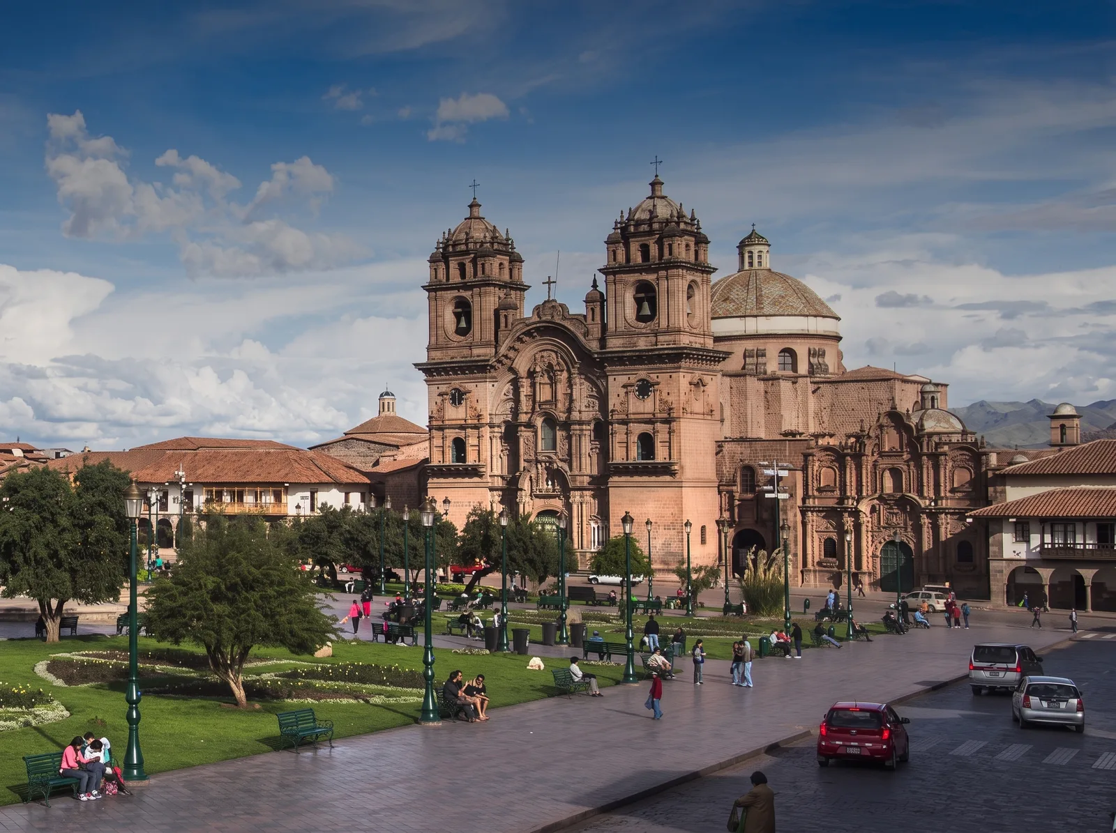 Día 1 — Bogotá - Lima - Cusco